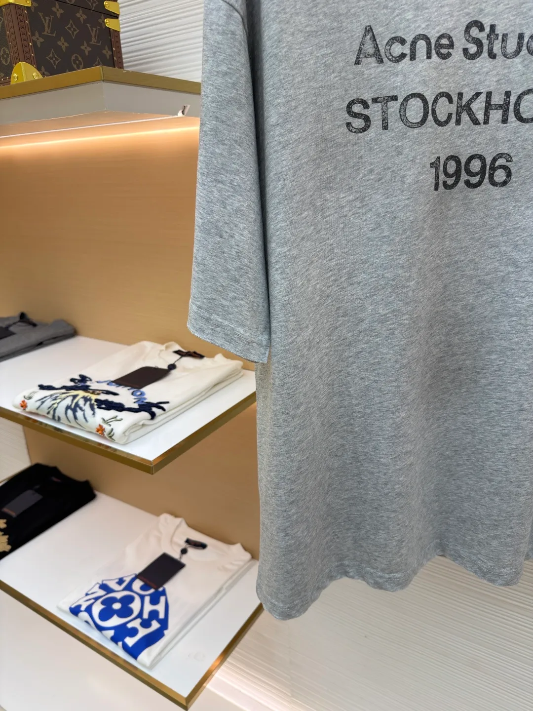 Acne Studios 1966 mud-dyed washed distressed short-sleeve ●Original version: 2800 purchased and developed ●Item number: 1682346-X95 ●Fabric: cloud velvet ski-feel cotton fabric ●Technology: glue printing ●Color: gray ●Version: fitted version ●Weight: about 215 grams ●Size: S-M-L-XL ●Description: Made of ultra-soft pure cotton fabric, garment-dyed, washed and distressed, the chest part has a dirty feel, and the lower part shows a gradient effect. The neckline is slightly frayed to better fit the overall tone. The overall line is straight and delicate, the fabric is comfortable and soft, and the color is consistent without color difference. It can be matched with the same style to create a fashionable look and control various occasions. Customized accessories, complete with three standards, the same style for men and women!